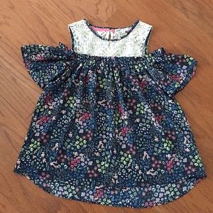 Jolt peekaboo shoulder top